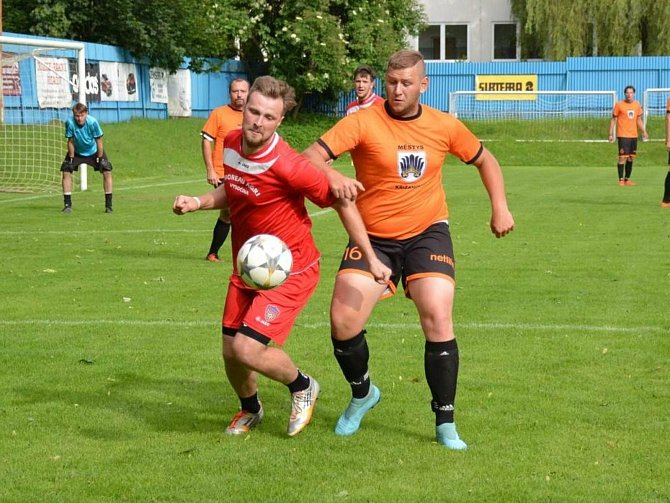Fotbalisté Křižanova (v oranžových dresech) se v letním přípravném období vesměs utkávali s mančafty z nižších krajských soutěží.
