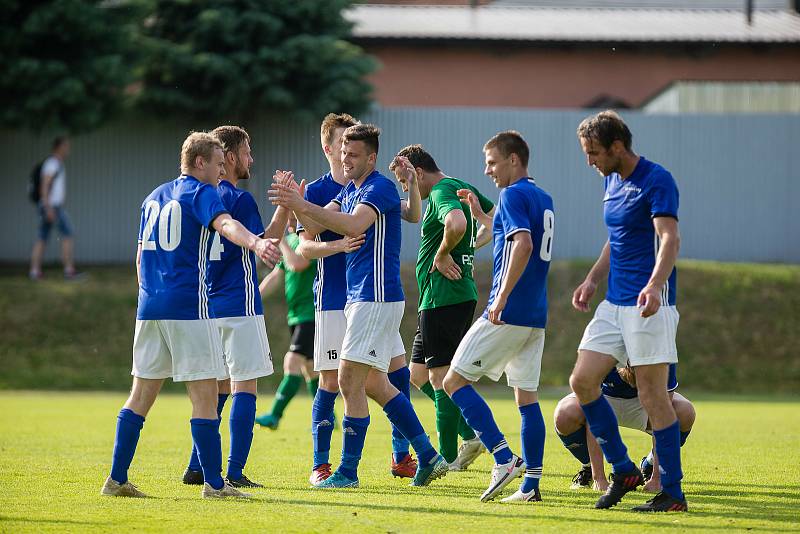 Ve finálovém klání letošního ročníku krajského poháru Vysočiny zdolali fotbalisté Nové Vsi (v modrých dresech) Rapotice (v zeleném) vysoko 6:2.