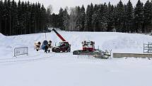 Zásobník sněhu byl naplněn v březnu. Sníh tam přečkal jaro, léto i podzim. Teď už se jen čeká na příznivé počasí, aby mohl být odvezen na tratě.