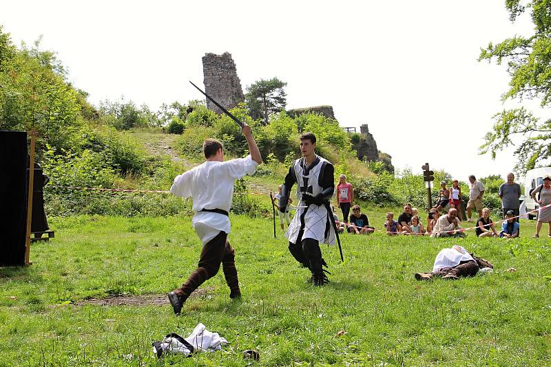 V sobotu pro veřejnost začal dvoudenní Festival historického šermu, hudby a tance pod zříceninou hradu Zubštejn v Pivonicích, místní části Bystřic nad Pernštejnem.