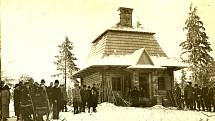 LYŽAŘSKÁ CHATA . Zejména pro potřeby lyžařů byla v roce 1921 postavena na Harusově kopci nad městem turistická ubytovna.