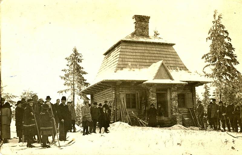 LYŽAŘSKÁ CHATA . Zejména pro potřeby lyžařů byla v roce 1921 postavena na Harusově kopci nad městem turistická ubytovna.