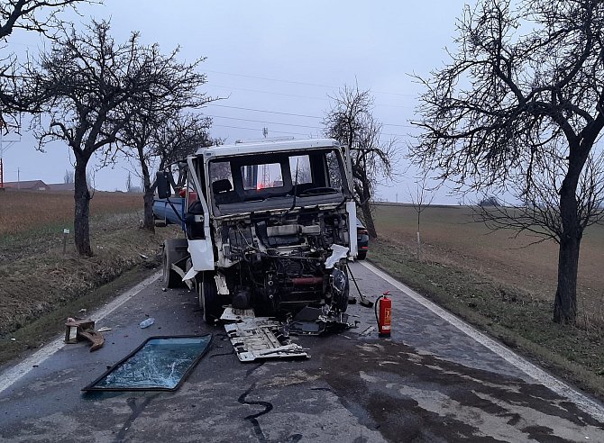 Dvě nákladní auta a autobus se srazily u Osové Bítýšky na Žďársku.