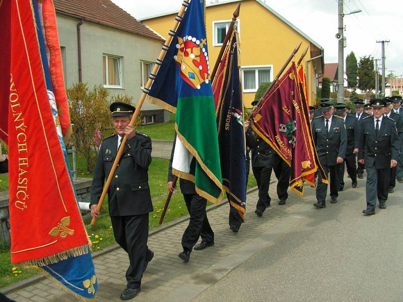 Na čtyřicet uniformovaných hasičů a hasiček z okrsku Heřmanov vpochodovalo za vedení šesti hasičských praporů v neděli 14. května 2017 na náves v obci Březské, kde před kaplí zasvěcené Nanebevzetí Panny Marie byla obětována mše svatá za hasiče okrsku.