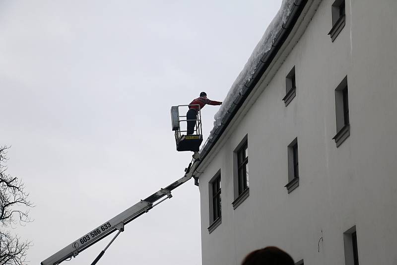 V Novém Městě na Moravě je nutné každoročně odklidit tuny sněhu ze střech domů.