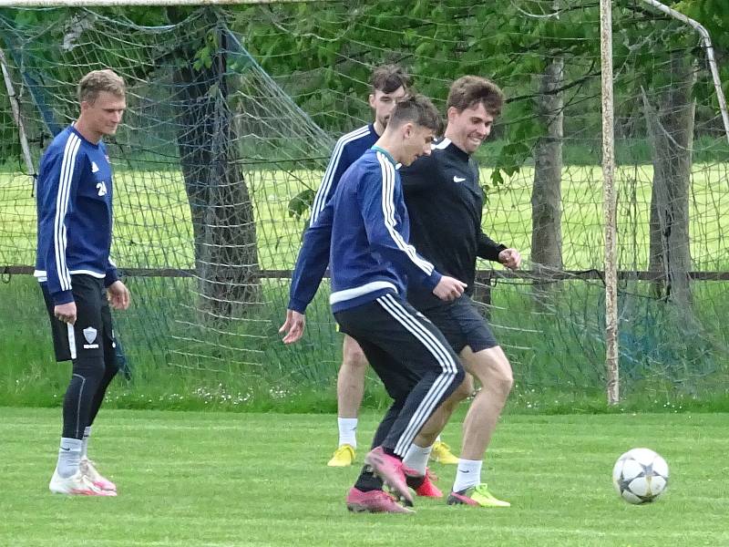 První trénink s novým trenérem Pavlem Procházkou v pondělí absolvovali na tréninkovém hřišti v Radešínské Svratce fotbalisté Nového Města na Moravě.