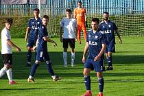 V páteční předehrávce druhého divizního kola zdolali fotbalisté Nového Města na Moravě (v modrém) nováčka z Pelhřimova (v bílých dresech) vysoko 5:0.