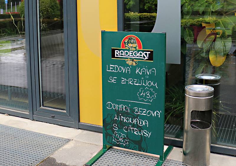Restaurace na Žďársku zatím většinou zejí prázdnotou.