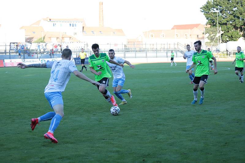 Fotbalisté Nového Města na Moravě (v zeleném) v pátek vyhráli ve Znojmě (v modrém) 2:0.