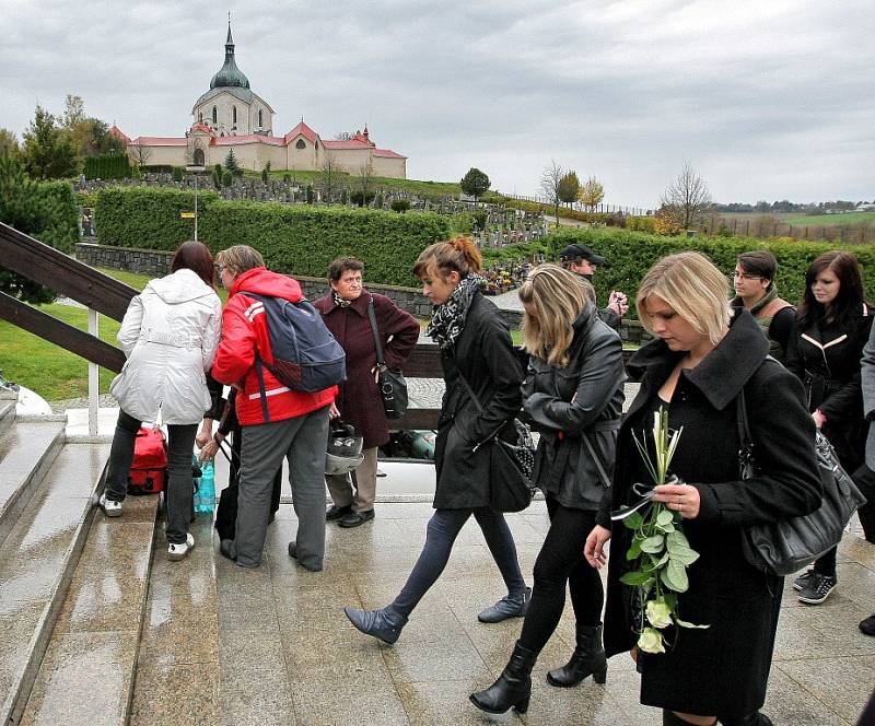 Rodina, kamarádi a spolužáci se ve Žďáru loučili se zavražděným Petrem. 