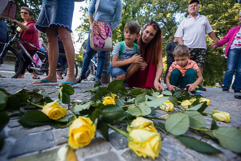 Odhalení kamenů zmizelých připomínající oběti holocaustu v Novém Městě na Moravě.