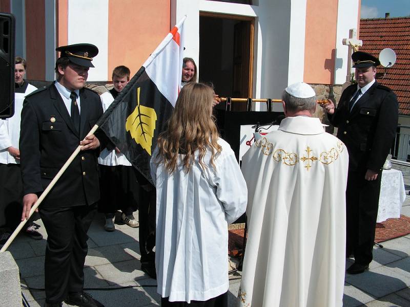 Na čtyřicet uniformovaných hasičů a hasiček z okrsku Heřmanov vpochodovalo za vedení šesti hasičských praporů v neděli 14. května 2017 na náves v obci Březské, kde před kaplí zasvěcené Nanebevzetí Panny Marie byla obětována mše svatá za hasiče okrsku.