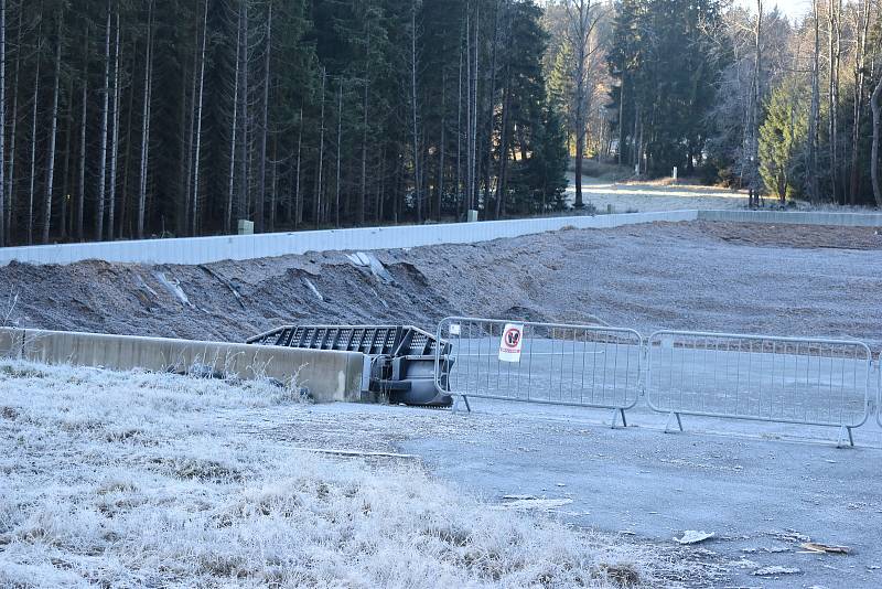 Sníh v zásobníku vystačí tak na kilometr a půl tratí. Na závody je ho zapotřebí čtyřikrát tolik.