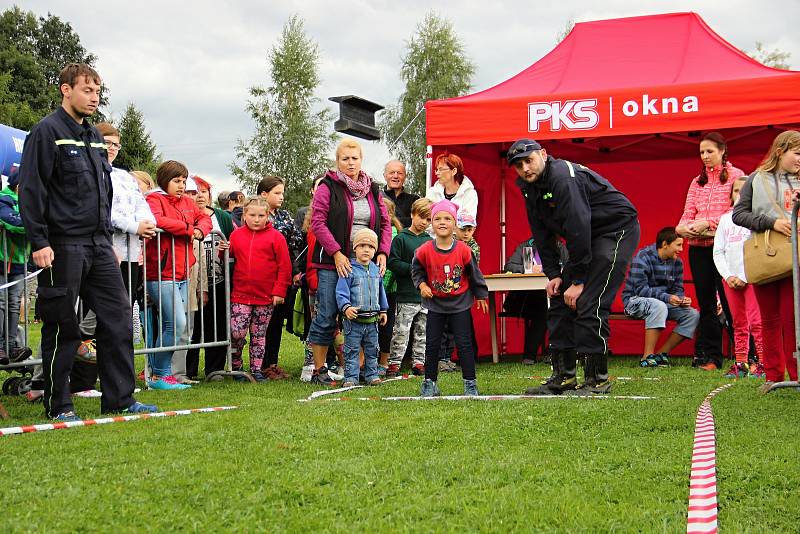 Tradiční Hod polničskou kolejnicí se letos uskutečnil už posedmnácté, děti házely dřevěnou replikou.