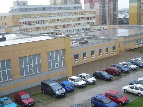 Z důvodu průtrže mračen byla zatopena i Základní škola Palachova ve Žďáře. 