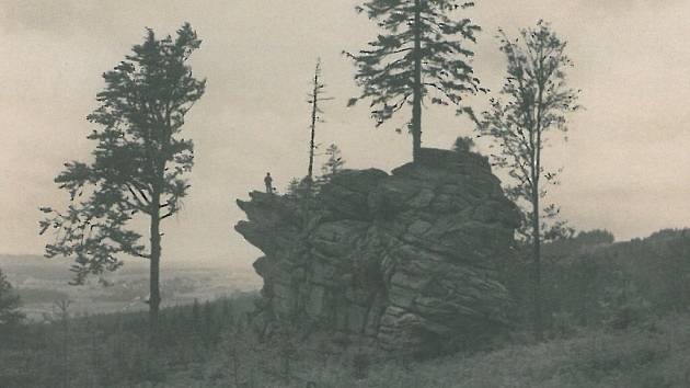 Vrchol Tisůvka, jiným názvem Čertův kámen, nedaleko Cikháje vypadal ve 40. letech minulého století jinak. Zatímco tehdy byl vidět zdaleka, nyní je obrostlý stromy ze všech stran. 