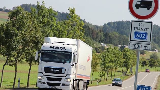 Příjezdové silnice do Velkého Meziříčí jsou již označeny zákazovými značkami pro tranzit kamionů těžších dvanácti tun. Meziříčská radnice tímto opatřením bojuje proti řidičům kamionů, kteří se průjezdem města vyhýbají mýtu na nedaleké dálnici D1.