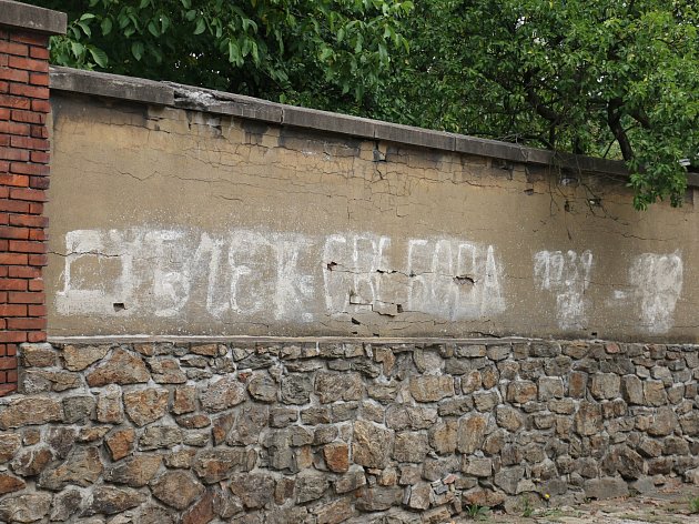 Ani gram uranu ruskému buranu, hlásal nápis na bráně šachty