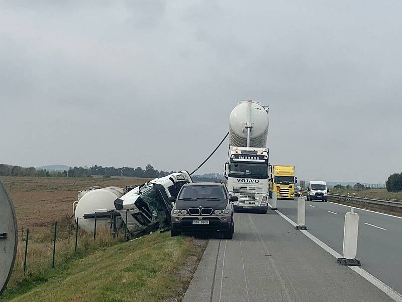 Cisterna leží mimo dálnici, záchranné práce si ale vyžádají omezení provozu.