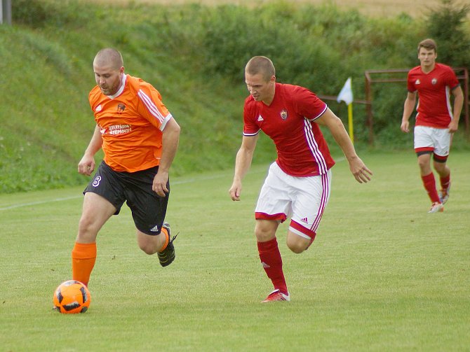 Derby mezi fotbalisty Nedvědice (v červeném) a Štěpánovem (v oranžovém) vyznělo pro hosty.