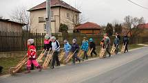 Zvony v Branišově nahradily děti s hrkacími trakaři