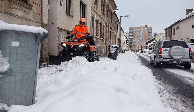 Při zimní údržbě hrají hlavní roli čtyřkolky, používají je i v Jihlavě.