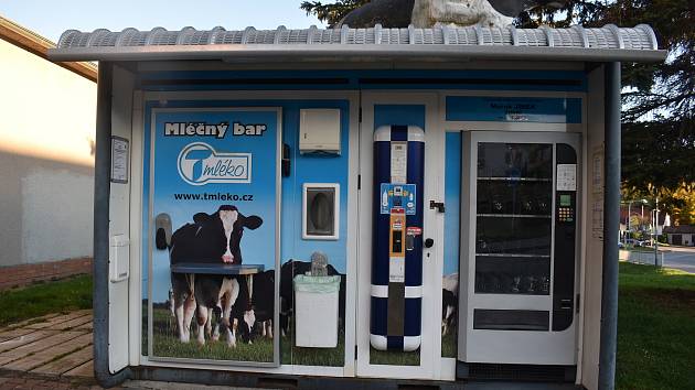 Mlékomat v Novém Městě na Moravě nabízí bio mléko. Nachází se naproti autobusovému nádraží.