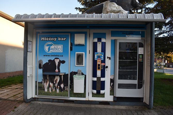 Mlékomat v Novém Městě na Moravě nabízí bio mléko. Nachází se naproti autobusovému nádraží.