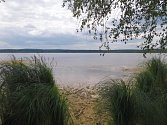 U rybníka Velké Dářko na Žďársku nudisté odedávna využívají malé písčité pláže rozeseté na opačném břehu od hráze rozlehlé vodní plochy.