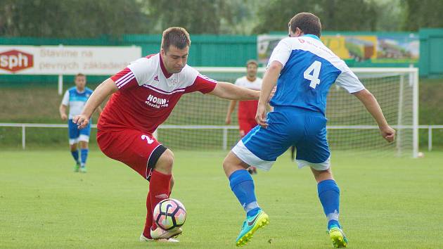 Fotbalisté Bystřice nad Pernštejnem (v červeném) budou chtít doma v sobotním derby proti Nové Vsi potvrdit roli favorita.