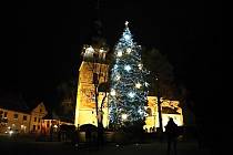 Vánoční strom se v Novém Městě na Moravě rozzářil se tam o něco dříve než jinde. Už v předvečer první adventní neděle.