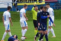 V dohrávce odloženého utkání třetí ligy ve středu podlehli fotbalisté Nového Města na Moravě (v modrém) béčku Baníku Ostrava (v bílém) 0:3.