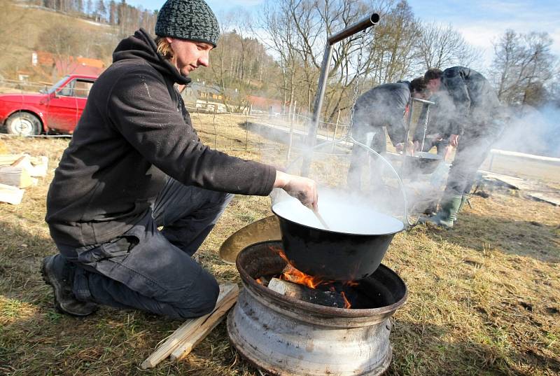 Malé gastronomické hody zpestřily sobotní program na sjezdovce v Novém Jimramově. Lidé mohli ochutnávat z pěti různých domácích gulášů, kteří místní kuchtíci připravovali z vlastních surovin a vařili v kotlících na otevřeném ohni přímo pod hlavním svahem.