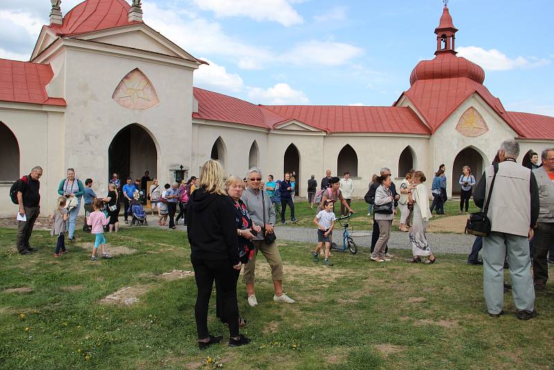 Lidová krojová pouť ve Žďáře nad Sázavou - po dlouhých letech obnovená místní tradice. Procesí se vydalo z baziliky Nanebevzetí Panny Marie v areálu bývalého kláštera ke kostelu svatého Jana Nepomuckého na Zelené hoře.