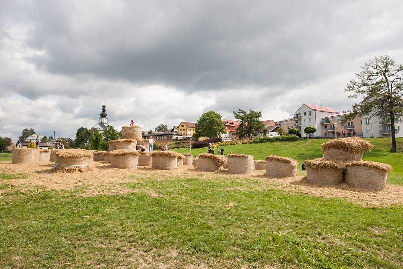 Bludiště ze slámy z autorské dílny sochaře a malíře Michala Olšiaka je nově postavené na Farských humnech ve Žďáře nad Sázavou.