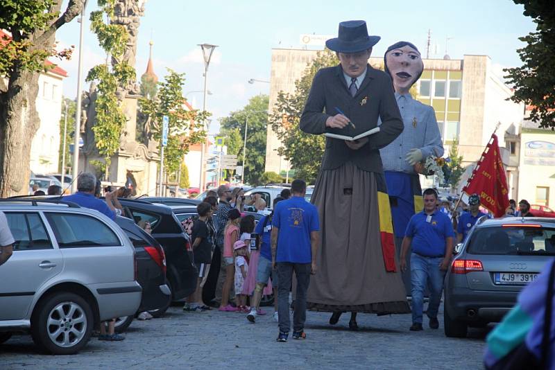 Dvaadvacátý ročník Slavností jeřabin zahájil průvod, v jehož čele kráčeli nepřehlédnutelní obři z Flobecqu. Kulturní festival, do jehož organizace se zapojilo hned několik městských subjektů, potrvá až do 18. září.