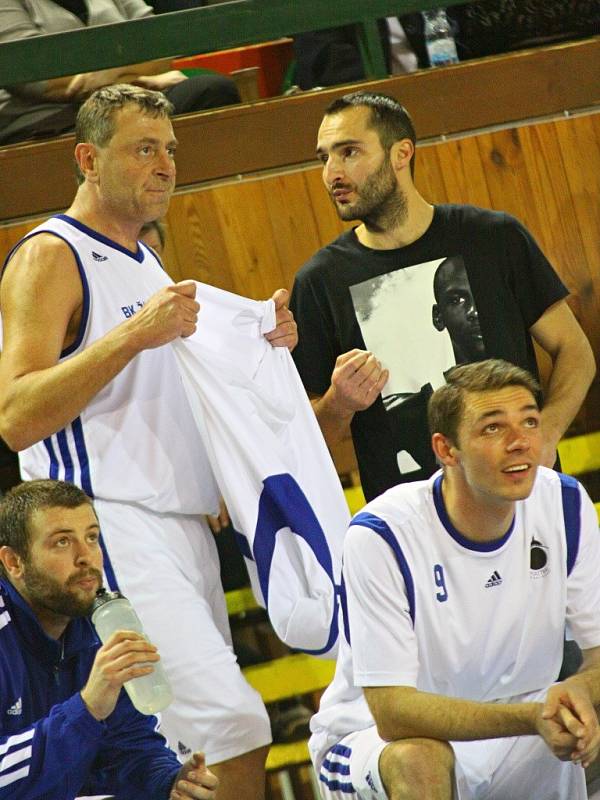 Pivot Rostislav Veselý v komunikaci s asistentem trenéra Tomášem Roseckým.