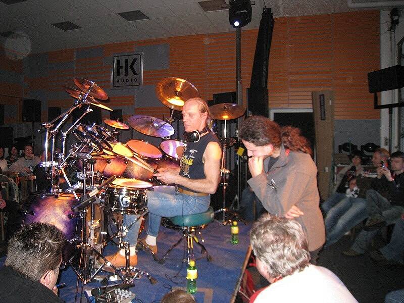 Jednoho z nejlepších bubeníků v Čechách přivítali ve Velkém Meziříčí. Klaudius Kryšpín se v úterý 24. února zúčastnil bubenického semináře. 