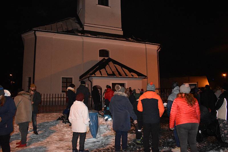 Koledy se zpívaly ve Vojnově Městci před kostelem.