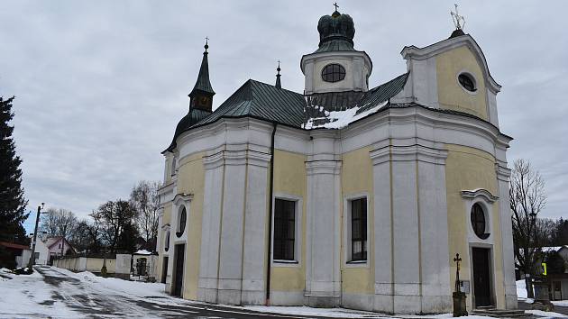 Dominantním objektem v obci je kostel sv. Václava postavený dle návrhu Jana Blažeje Santini-Aichela.