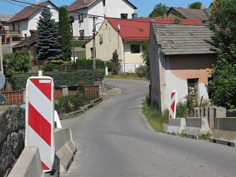 Po kamenném historickém mostě projede jen jedno auto, navíc je nyní zúžený betonovými bloky.