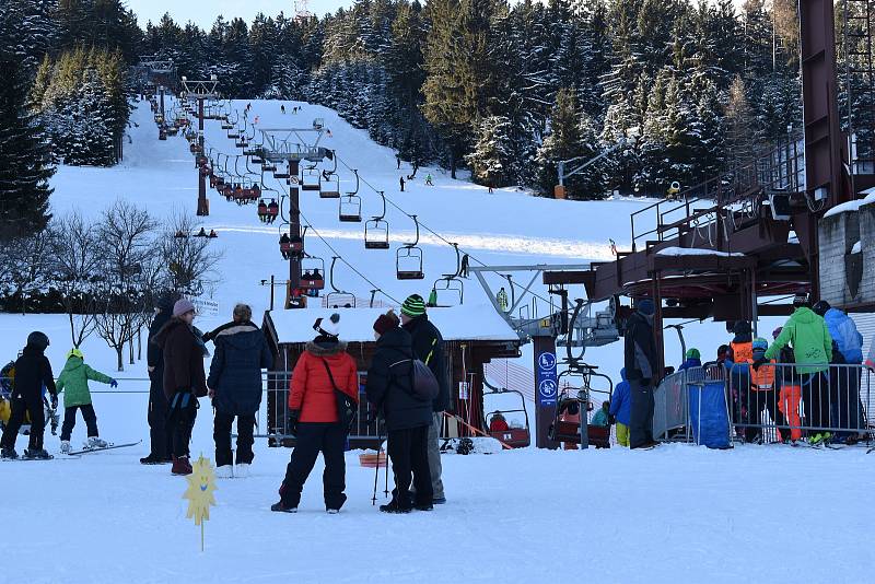 Lyžaře na sjezdovce na Harusáku neodradilo ani proměnlivé počasí.