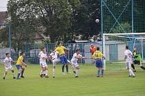 Fotbalisté Velké Bíteše (ve žlutém) absolvovali letos v divizi šestou sezonu v řadě. Snímek z červnového duelu v Tasovicích, kde remizovali 1:1.