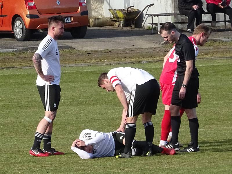 V úvodním jarní utkání zdolali fotbalisté Bystřice nad Pernštejnem (v bílých dresech) hostující Speřice (v červeném) 2:0. Oba góly vstřelil záložník Chloupek.