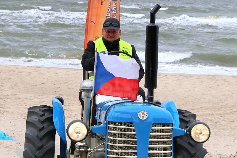 Škrdlovický fanoušek starých traktorů Martin Havelka ve čtvrtek úspěšně dorazil na sraz historických traktorů v přímořském městečku Łazy v Polsku. 800 kilometrů dlouhá cesta mu trvala čtyři dny. „Dojel jsem o den dřív, než bylo v plánu, celá cesta probíha