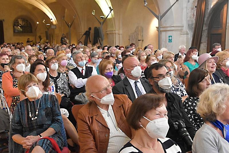 Výjimečné seniory z celé republiky ocenil při příležitosti Mezinárodního dne seniorů již po deváté projekt SenSen Nadace Charty 77.  mezi oceněnými byla i Eva Zamazalová.