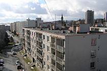 O ceně tepla už mají nájemníci obecních bytů v Novém Městě jasno. Nyní chtějí řešit další problémy – stará okna, využívání společných prostor i opravu balkonů. 