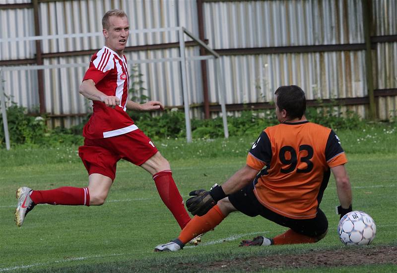 V posledním kole fotbalisté Bystřice (v červeném) zdolala Přibyslav (v modrém) 6:3.