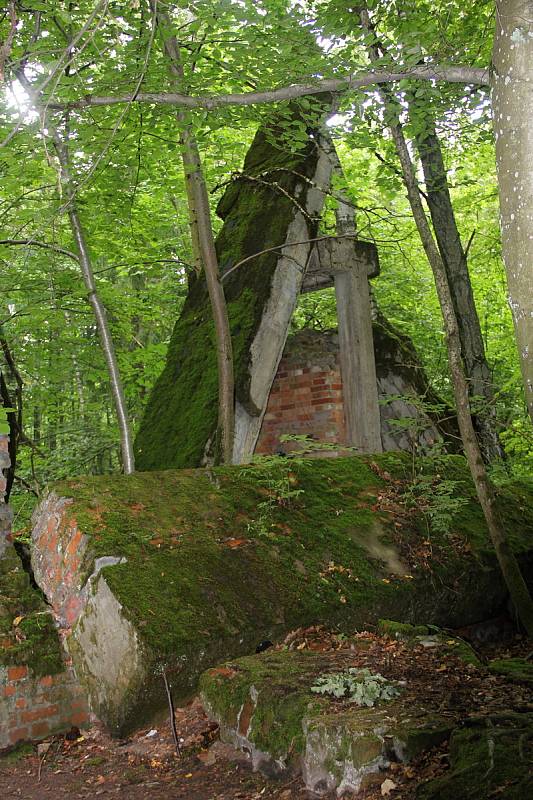 Místo, kde došlo k operaci Vakýra, Hitlerovo Vlčí doupě, je dodnes hojně navštěvované turisty.