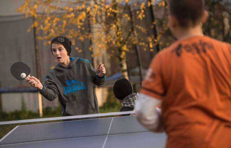 Po ping-pongovém stole, u něhož by mohli všichni hrát, toužila desetičlenná rodina Trávníčkových ze Škrdlovic. Velké přání jim splnila Česká olympijská nadace a děti už u nového stolu pilně hrají.